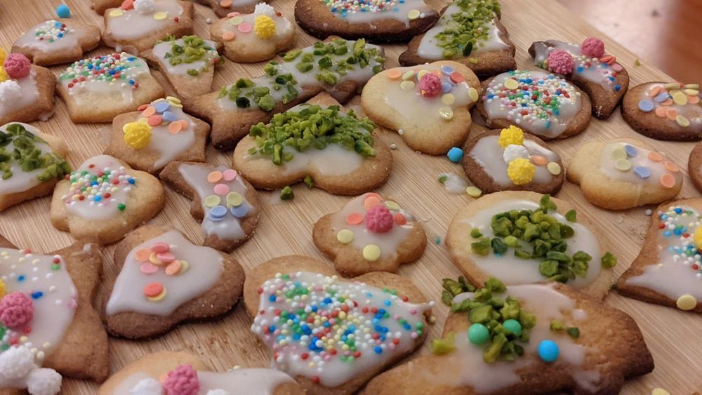 Heller Plätzchenteig mit Toppings nach Wahl