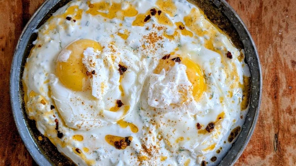 Çılbır – Turkish Poached Eggs on Garlic Yogurt