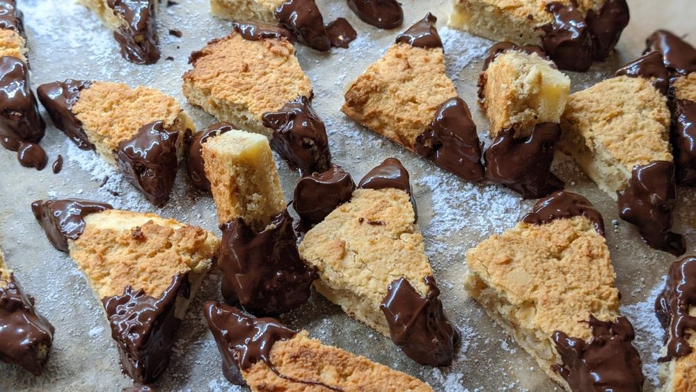 Nut corners with almonds