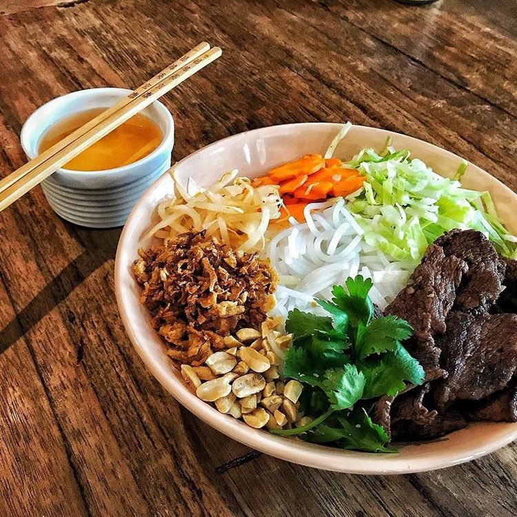 Bun Bo Nam Bo – Reisnudelsalat mit gegrilltem Rindfleisch